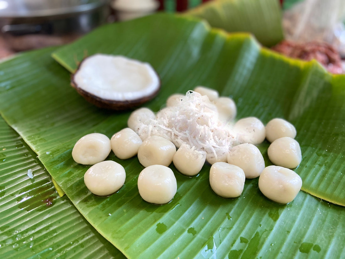 မြန်မာရိုးရာအစားအစာ (Myanmar Traditional Food): အိမ်မှာ အလွယ်တကူ ပြုလုပ်နိုင်တဲ့ မုန့်လုံးရေပေါ် လုပ်နည်း။